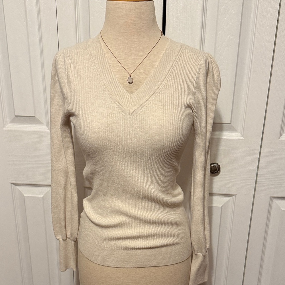 Off white ribbed v neck sweater size xs